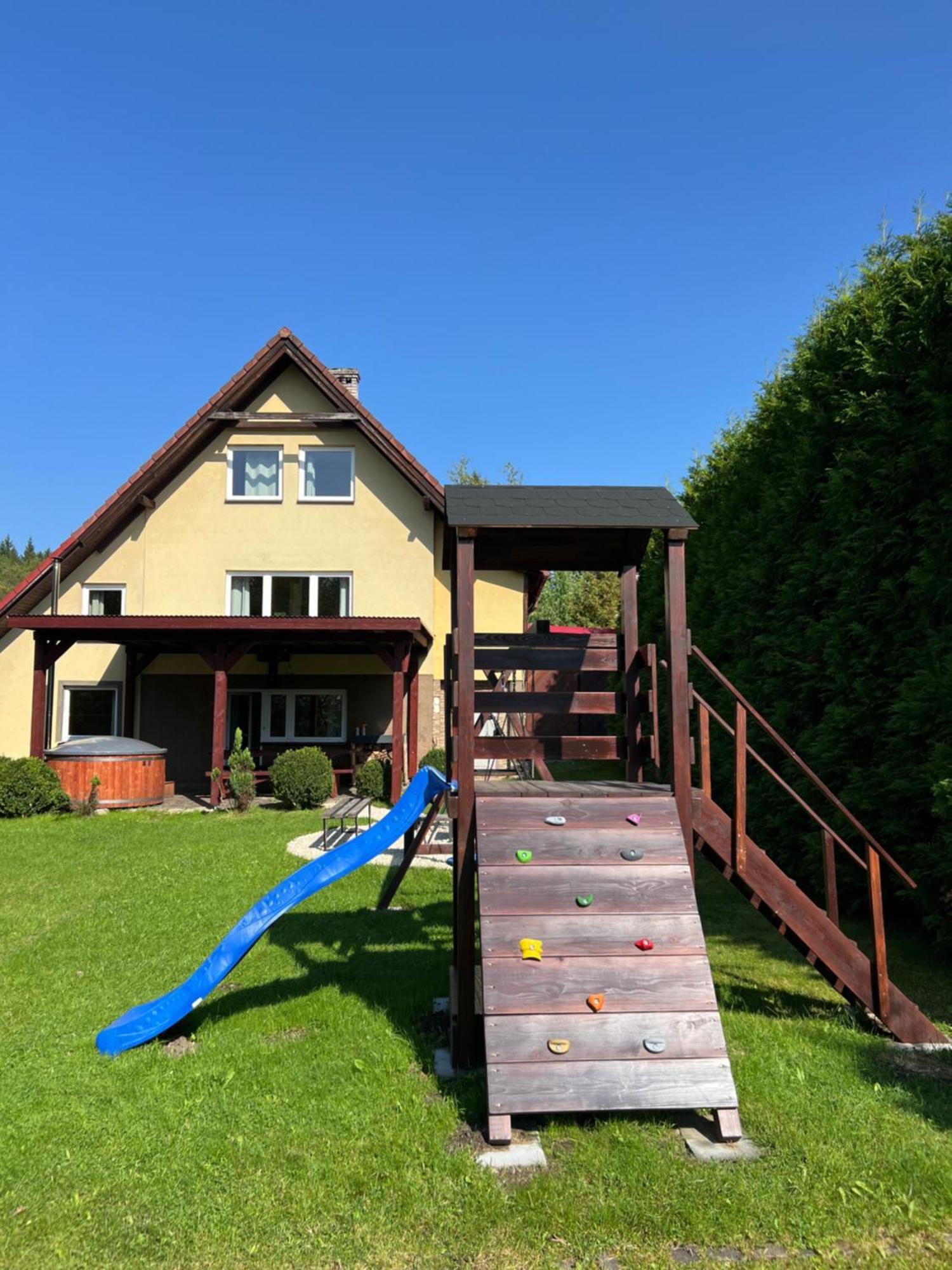 Dom Pod Swierkami Ferienhaus *